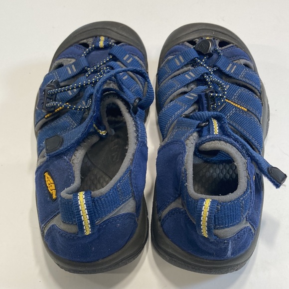 Children Size 4 Keen Sandals - Picture 3 of 4